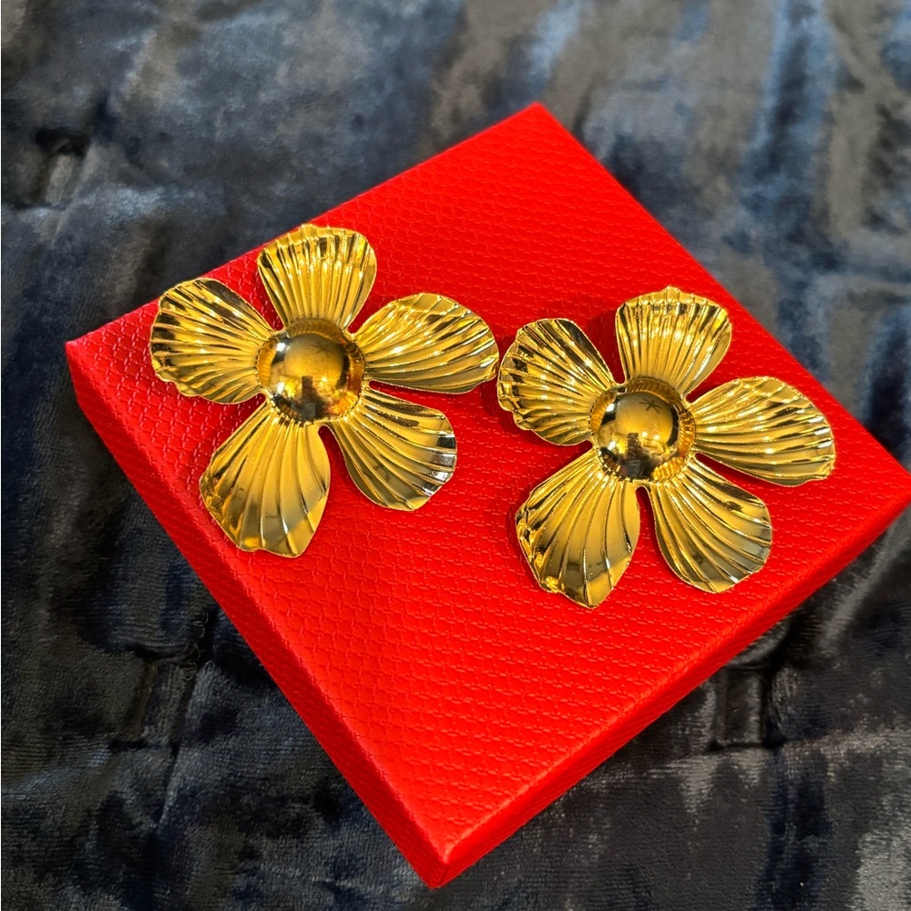 NIB gorgeous Large Gold Floral Earrings for pierced ears - Picture 4 of 7